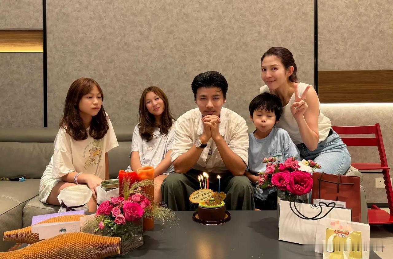 张晋昨天生日，老婆孩子一起为他庆祝。幸福一家人娱乐