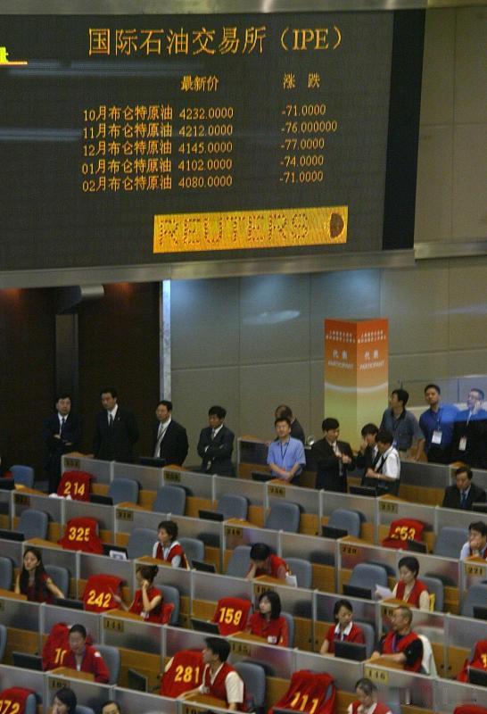 国际油价连续三个交易日下跌！下周24号油价还要大涨吗？由于沙特东西输油管道关闭对