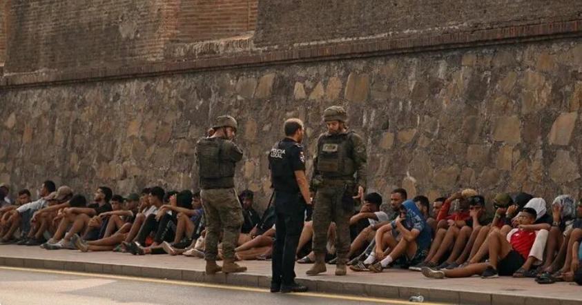 5万人游泳偷渡西班牙，死了67个人，最后全被送了回去。我想说这件事最讽刺的根本不