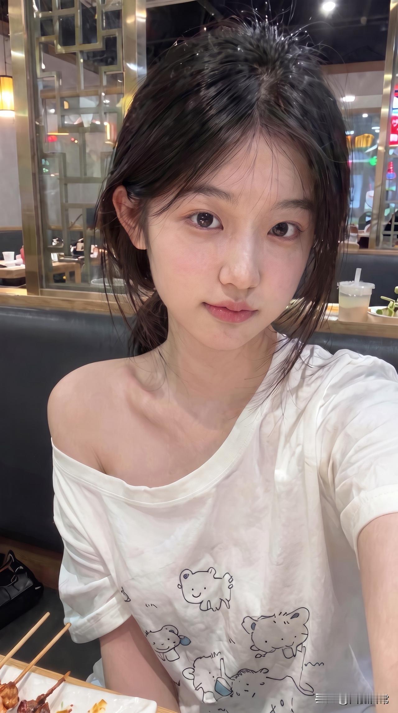 我肯定会拍。而且我发现身边很多女生都这样，菜一上桌，先掏手机，拍完才动筷子。男生