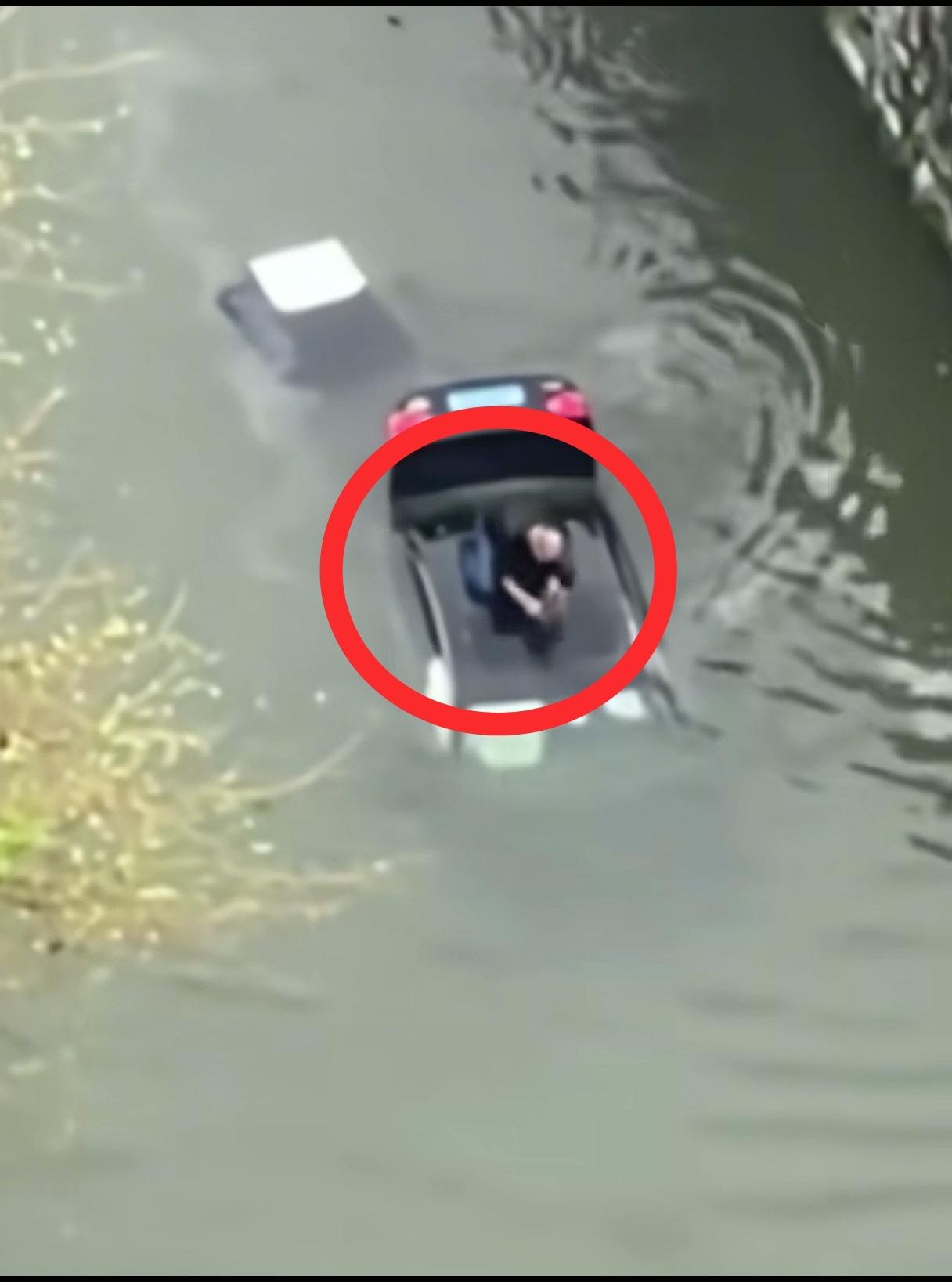 这个光头男子真的太棒了！江苏泰州一辆小车为了避让电动车，情急之下操纵失误，把油门
