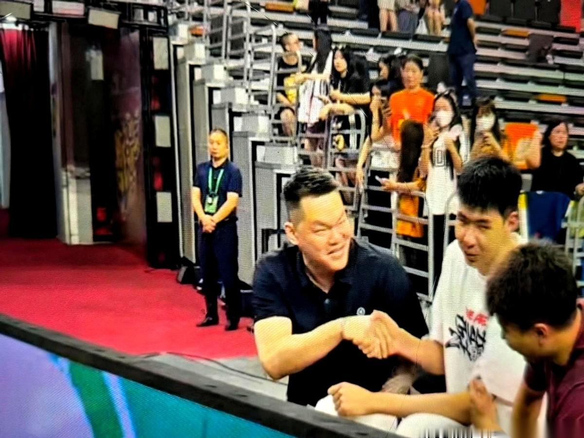 广东男篮的主场球票，竟然开始打六七折了。就在这两天，杜锋正带着助教李...