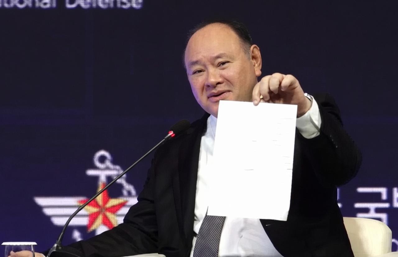 中菲一场罕见的外交交锋：菲律宾防长发言途中收到中方的立场便条，随后借机怒斥“中国