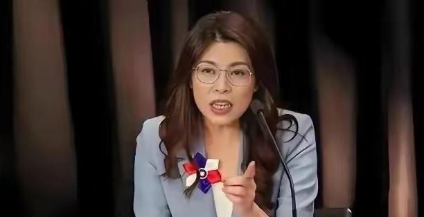 堂堂国民党主席郑丽文站在千百人聚集的宴席聚光灯下，突然指着自己大声宣告：“我父亲