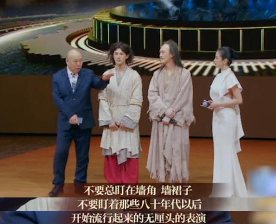 当年骂星爷无厘头是“墙角”的李诚儒，如今被星爷用厕所墙角的秃头撒尿彩蛋狠狠打脸，
