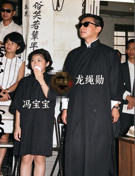 林黛的灵堂前，年仅十几岁的干女儿冯宝宝泪如雨下，丈夫龙绳勋戴着墨镜，努力掩住自己