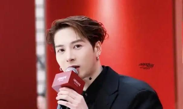 王嘉尔做了一件内行人才懂的事。阿玛尼发马年海报写“LunarNewYear