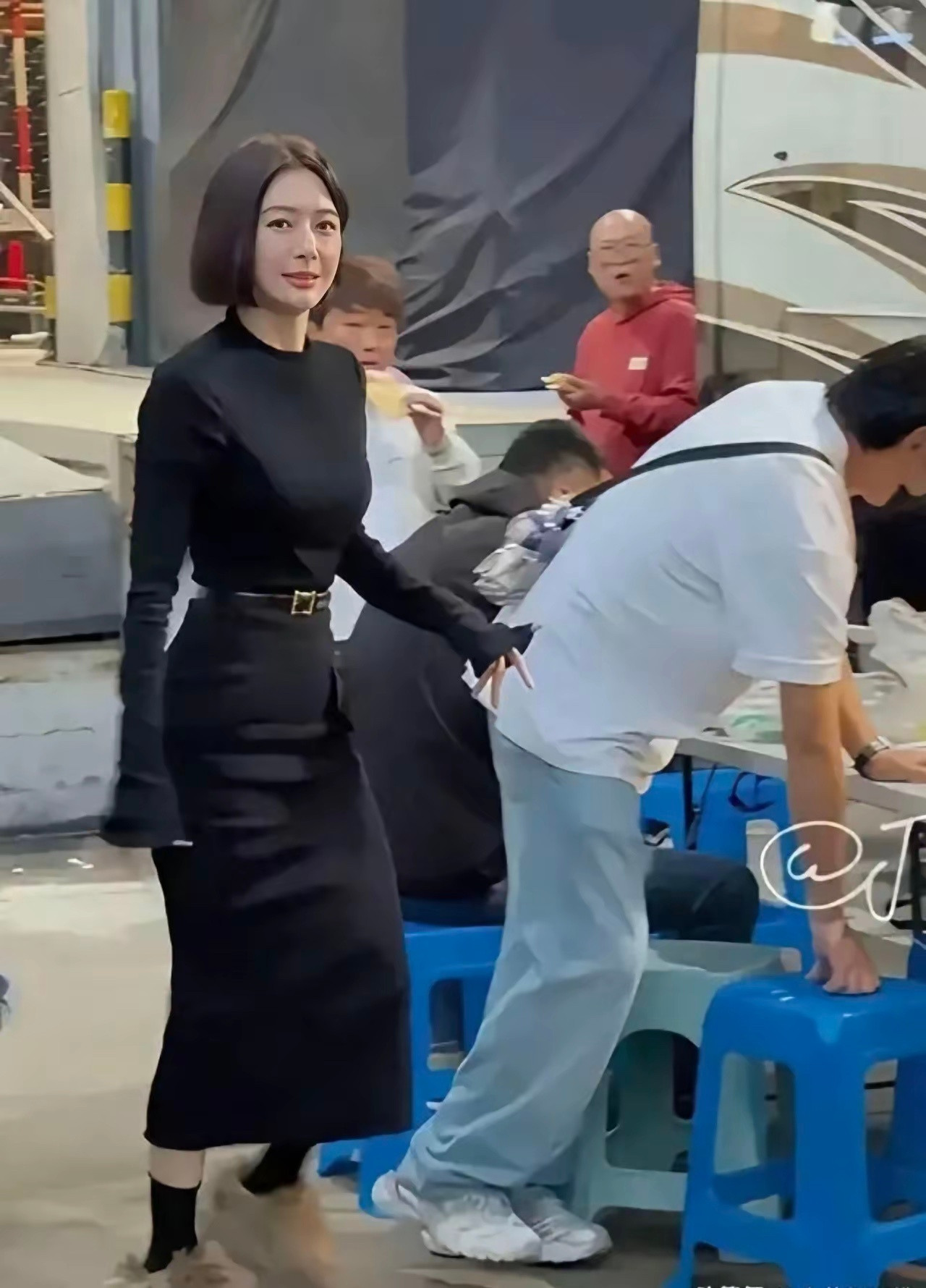 秦岚变化太大了，胸很大，腰很细，臀部很大，身材有点像芭比娃娃