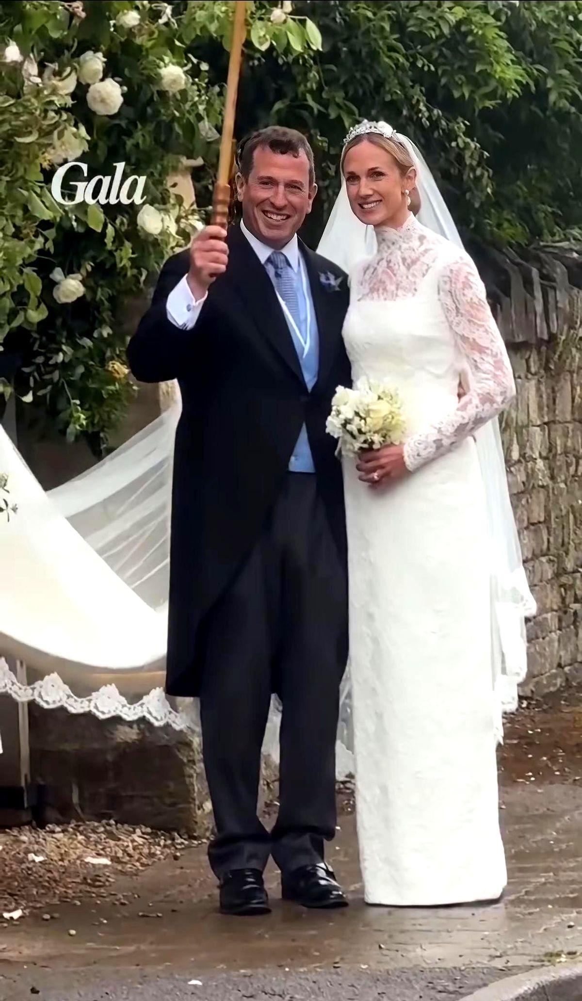凯特王妃一身米白色RolandMouret连衣裙，头戴同色系船夫帽，在安妮公主