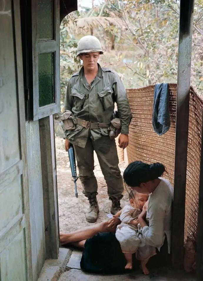 1967年，越南。越战时期，美国大兵搜捕北越游击队，遇见一位妇女正在喂养孩子。他