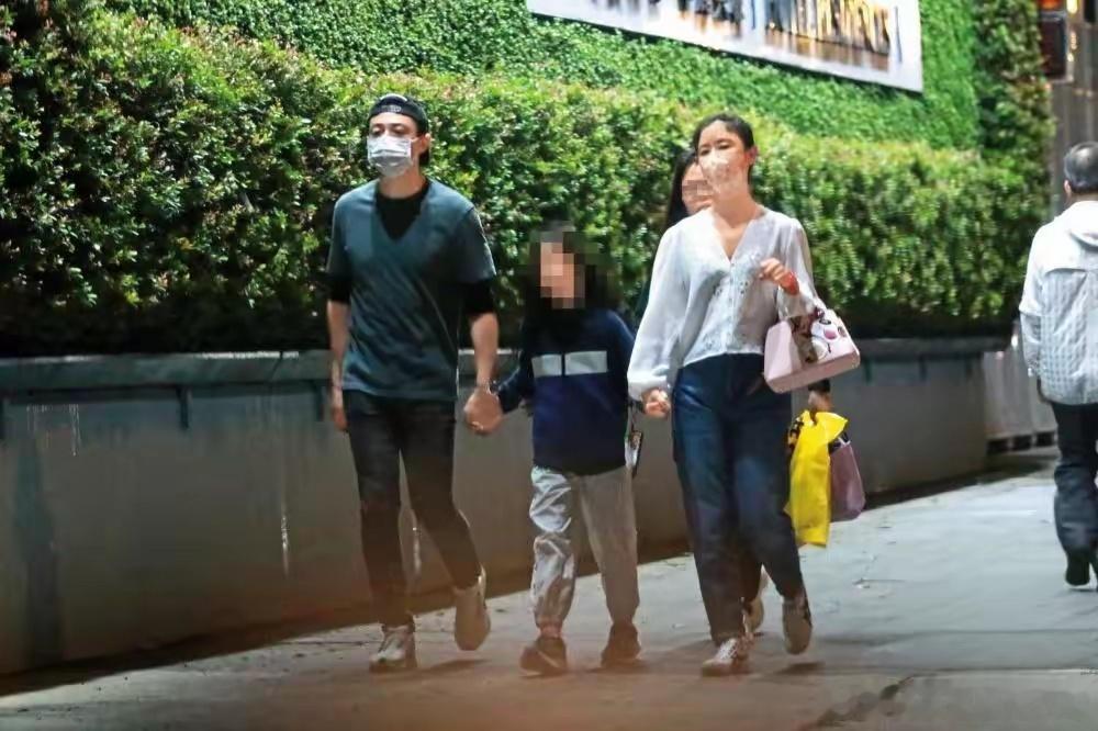 林心如霍建华带女儿逛街林心如一家三口牵手逛街林心如霍建华带女儿外出，小海豚长高