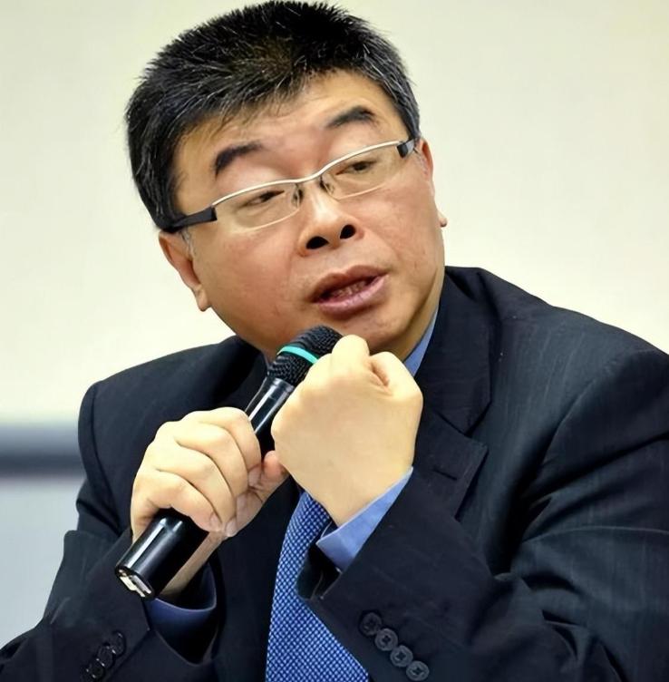 台湾统派邱毅火力全开，直骂马英九是“废物”，骂得又狠又准，在岛内政坛炸出巨响。