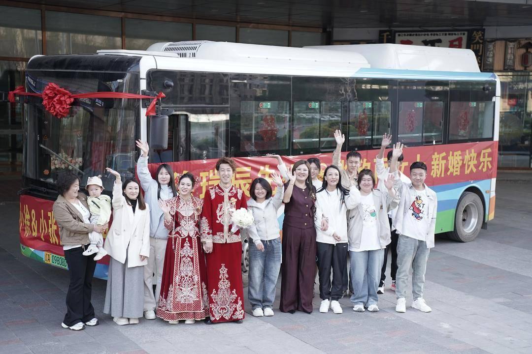 现在的00后，是真的把婚礼的“人间清醒”玩到极致了。没有司仪串场、没有伴郎伴娘
