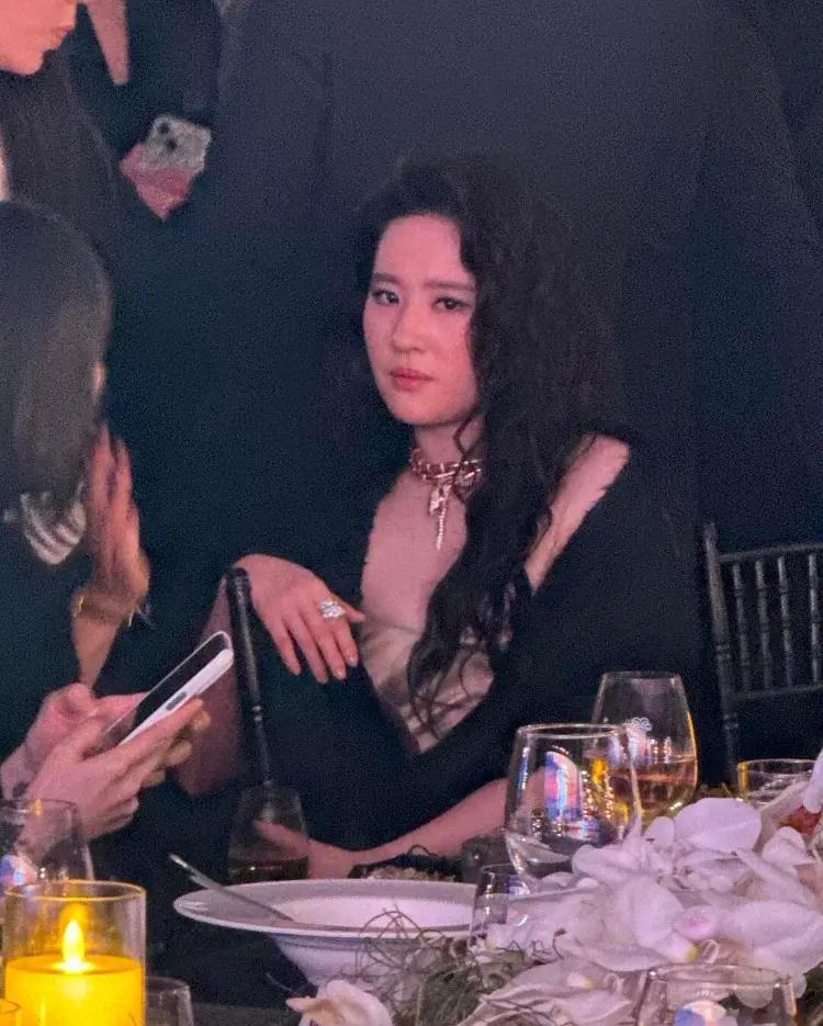 刘亦菲喝醉酒微醺的状态被拍到，脸上已经泛起了红晕，被拍到后眼神微怒