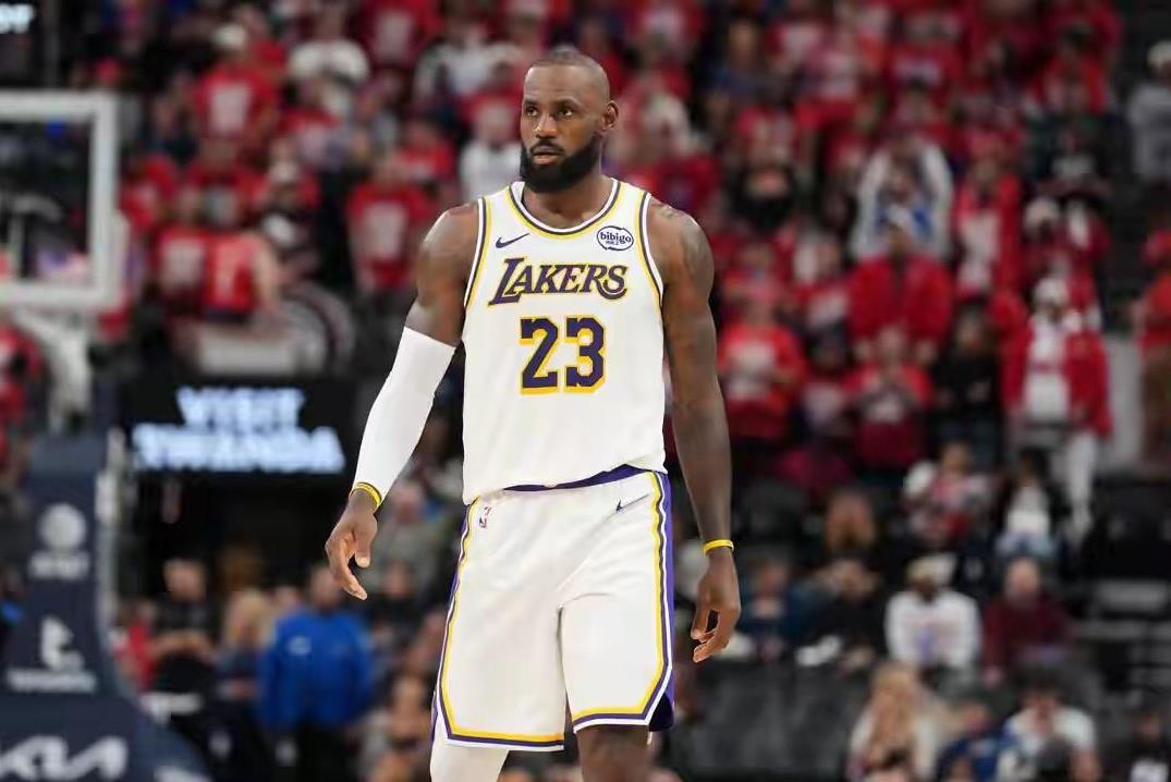 詹姆斯23分，湖人输了他没输！太阳132-108大胜湖人，该怪谁？首节太阳布克