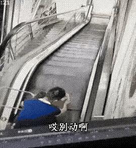 见过不靠谱的家长，没见过这么离谱的！难得带娃的奶爸，居然让孩子坐在超市购物篮里，