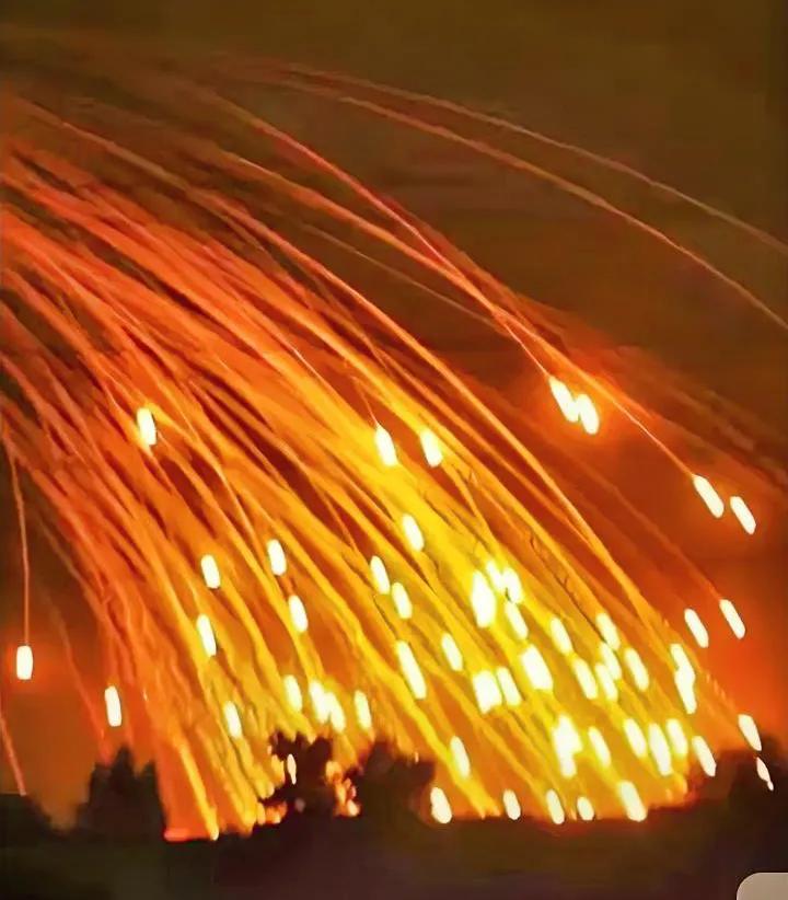 真疼！同样每天挨200枚导弹，谁扛不住一眼就看明白了美以本来以为按住一只鳖