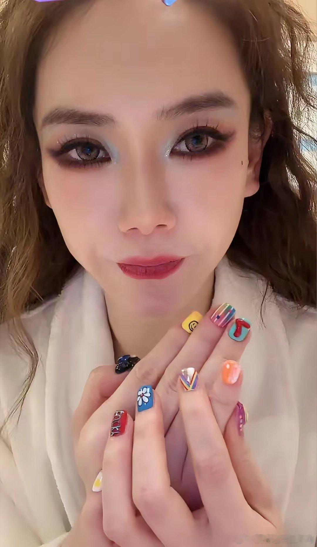 被戚薇的跨年美甲萌到了！她直言这款美甲耗时6小时，从设计到制作，每一步都和美甲师