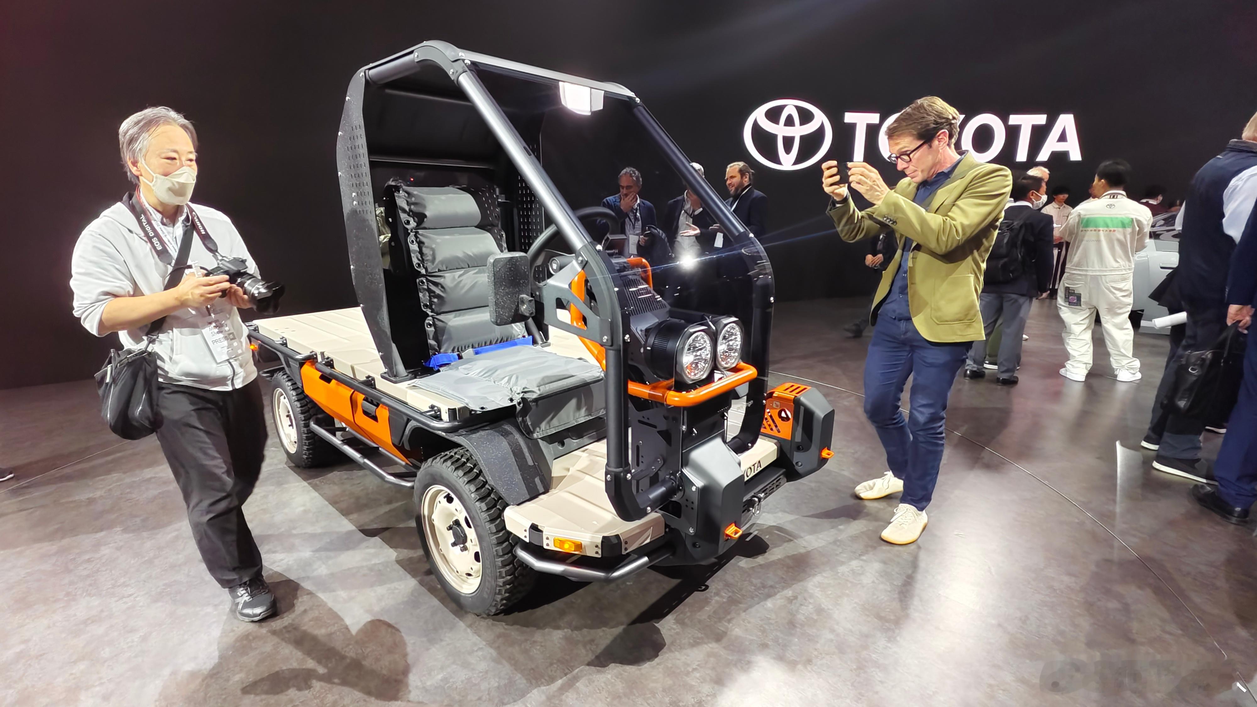 东京车展看到一个特别有意思的东西，这是丰田专门给非洲哥们儿做的，丰田只出口底盘