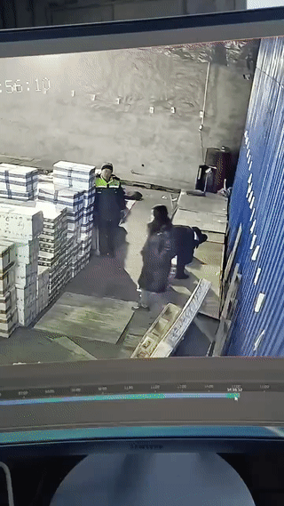 人要倒霉的时候，真是想躲都躲不掉。尤其是像这位大姐一样。她恐怕是根本就想不到