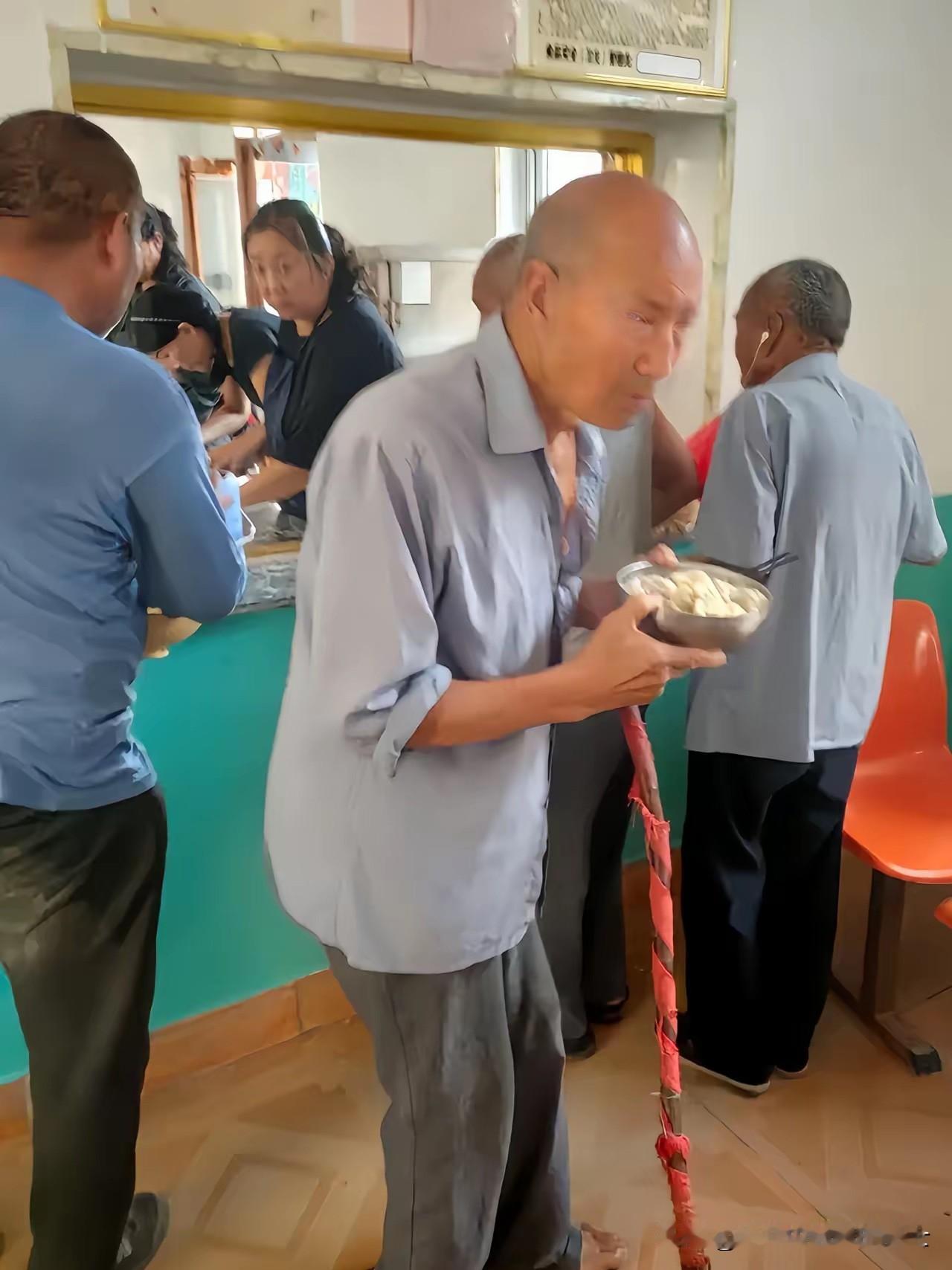 沈阳一家自助饺子店挂出“18元管饱”的招牌，一位68岁的老大爷进店，吃了二十多个