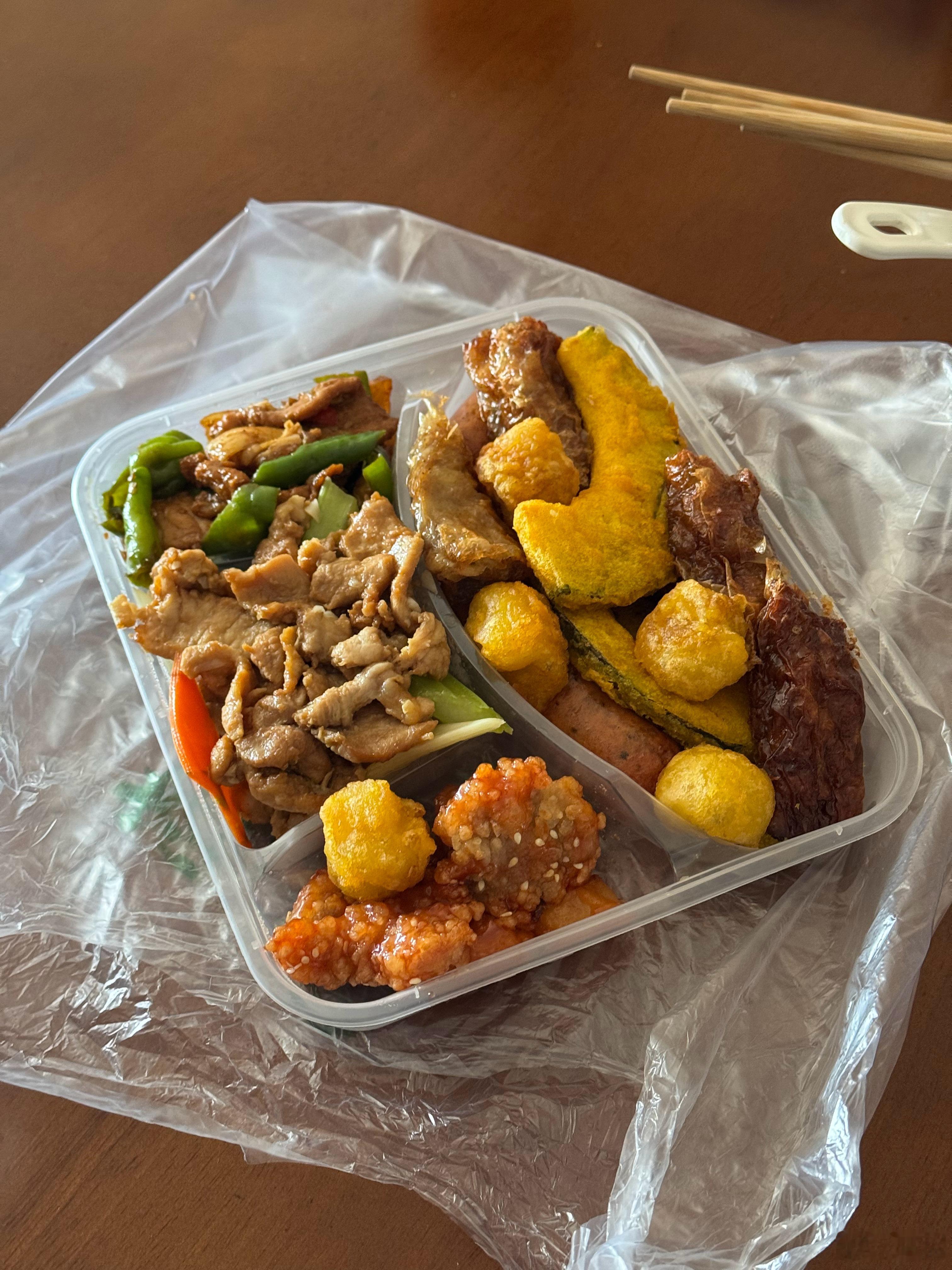 小林妈妈叫我们吃饭了，到了之后看到了给我们点的快餐...