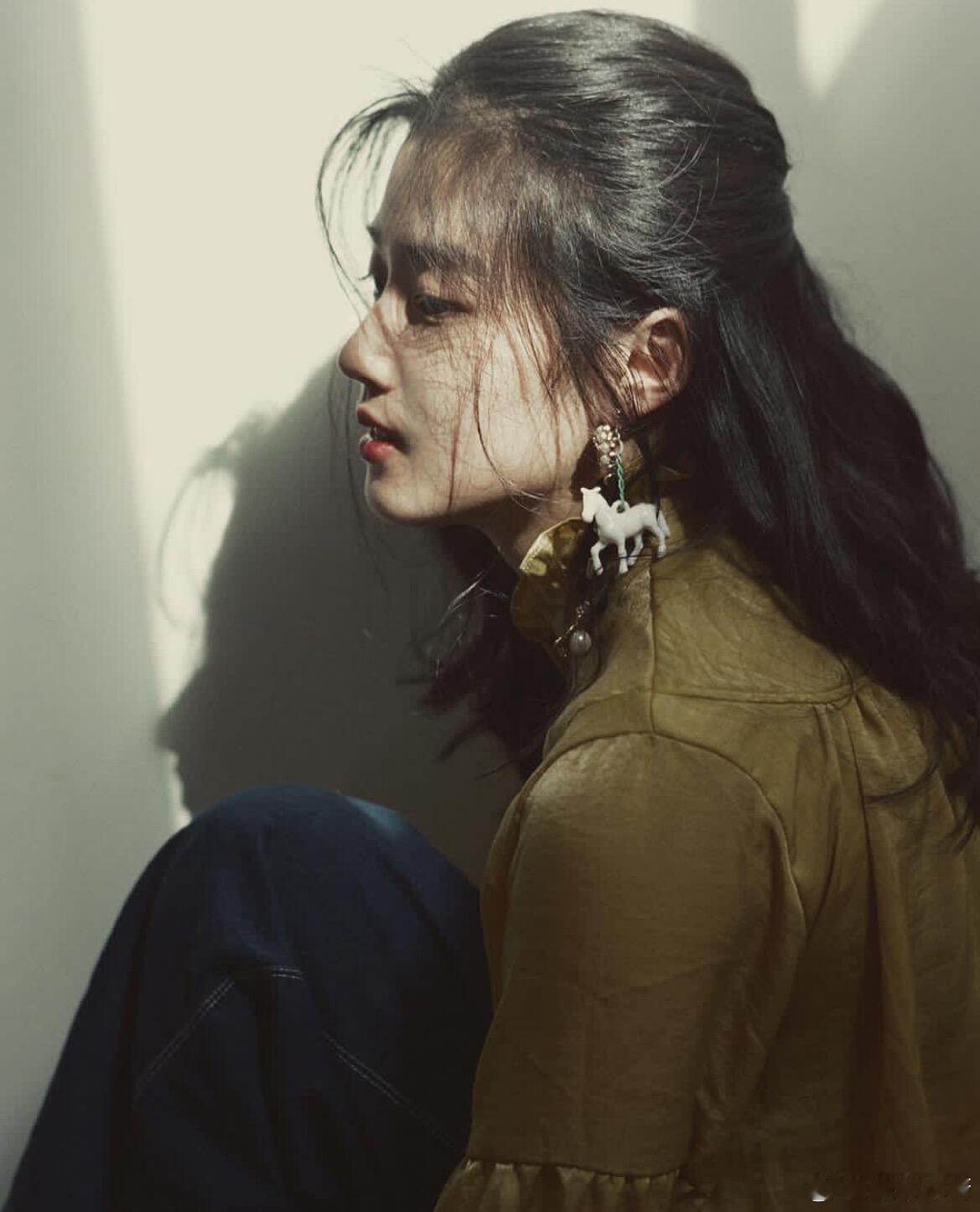 她当年就是典型的美人胚子，清纯又文艺，随便一张照片都透着不一样的美。大学时期的卢