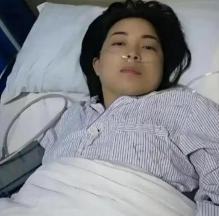 江西24岁女子病逝，未婚夫垫付30万治疗费，办完丧事准备离开，女方父亲递来一个红