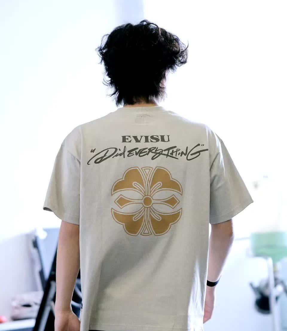 还得是EVISU，对代言人王一博的喜爱表现得太明显了。镜头下的他是可爱的、帅气的