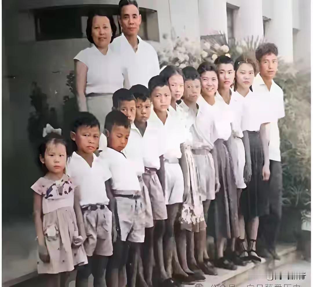 他是开国中将，与夫人育有12个子女（8子4女），被周总理戏称为“航空母舰家庭”。
