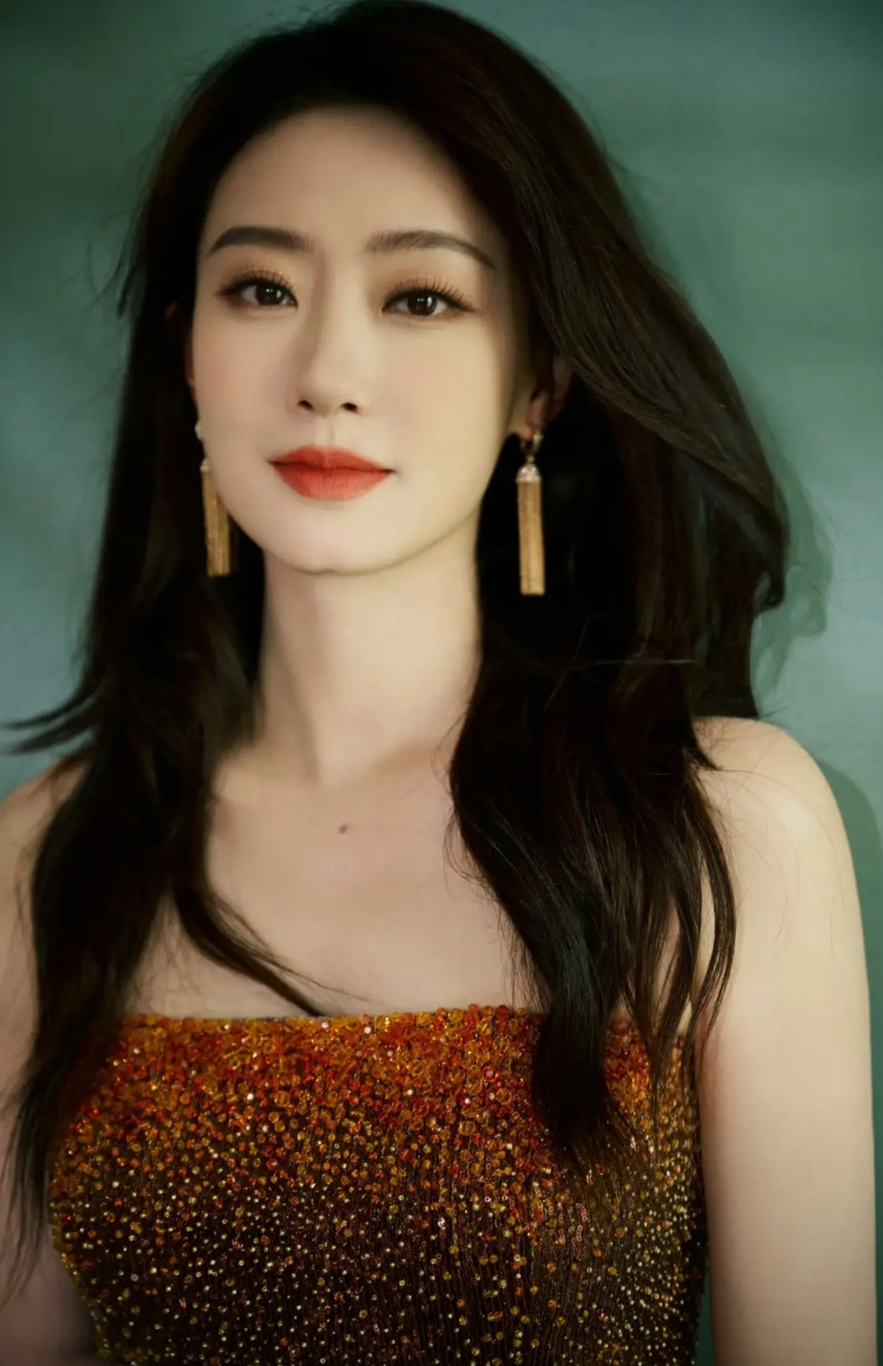 张小斐，一个特别奇怪的女演员。之所以说“奇怪”，是因为她作为一个“50亿票房