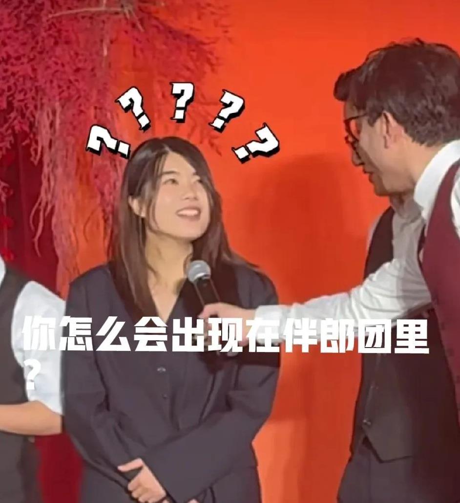 杨蒙恩和刘培钰的婚礼上，杨笠穿着一身黑色西装站在了杨蒙恩的伴郎团里，主持人好奇的