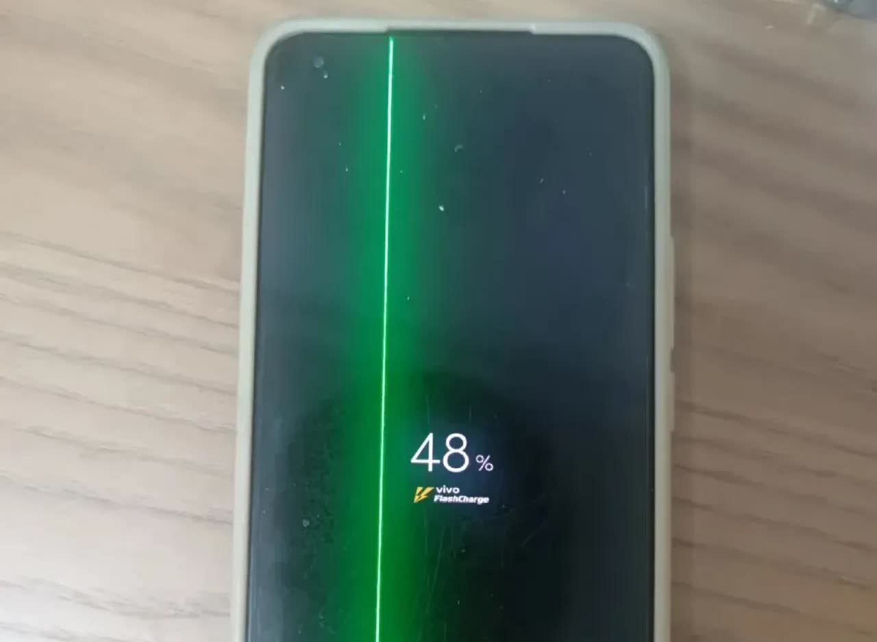 河北，一名男子的手机用没电关机了，于是他就给手机充电，充了差不多一半的电，他开机