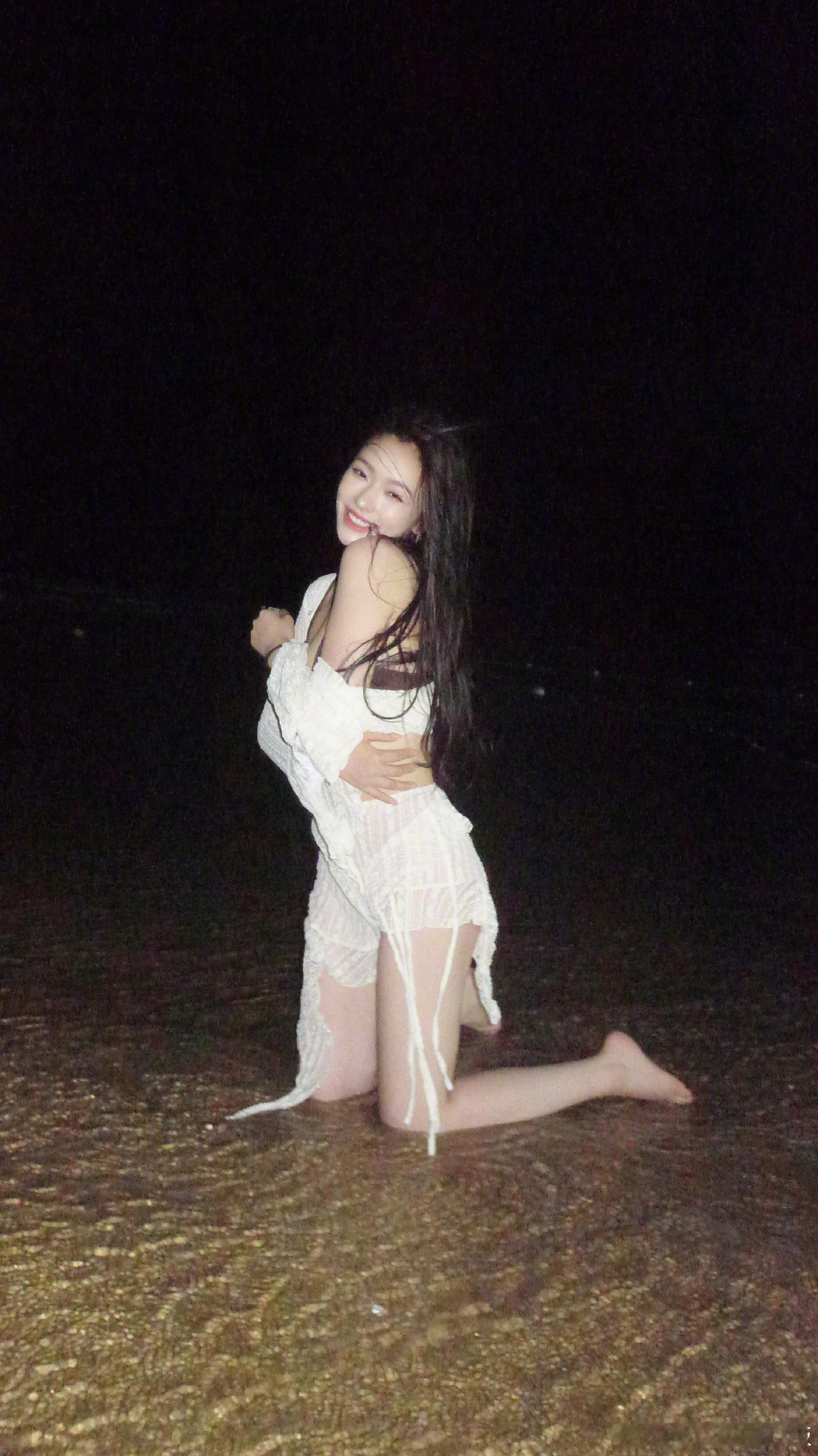 林允海边泳装随拍🐚