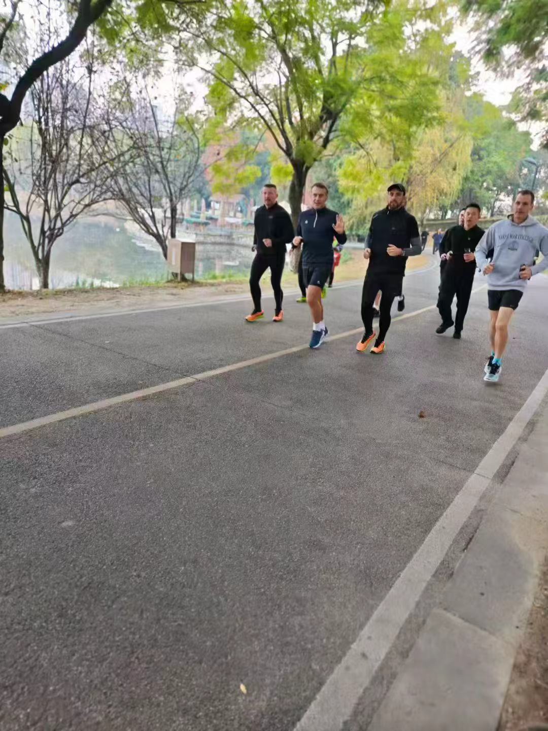 成飞没趁乱飞个什么8个翅膀的或者什么3个发动机的东西过过顶，也算是我们尊重法国了