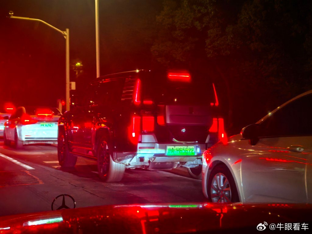 大晚上的，非常有辨别度我第一眼，想到了钟馗的帽子​​​