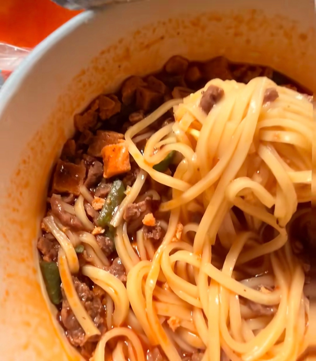 这个麻婆豆腐泡面口味给到夯今麦郎拉面范这款麻婆豆腐肉臊面，味道真心没得说。两种花