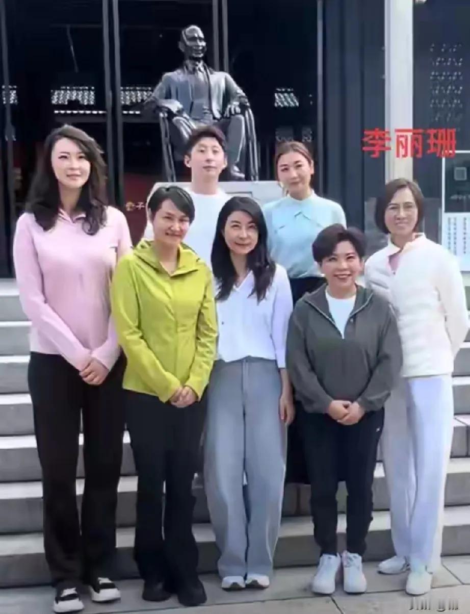 哇塞！七位奥运冠军齐聚霍英东铜像前合影，这画面简直太有冲击力，含金量直接拉满！人