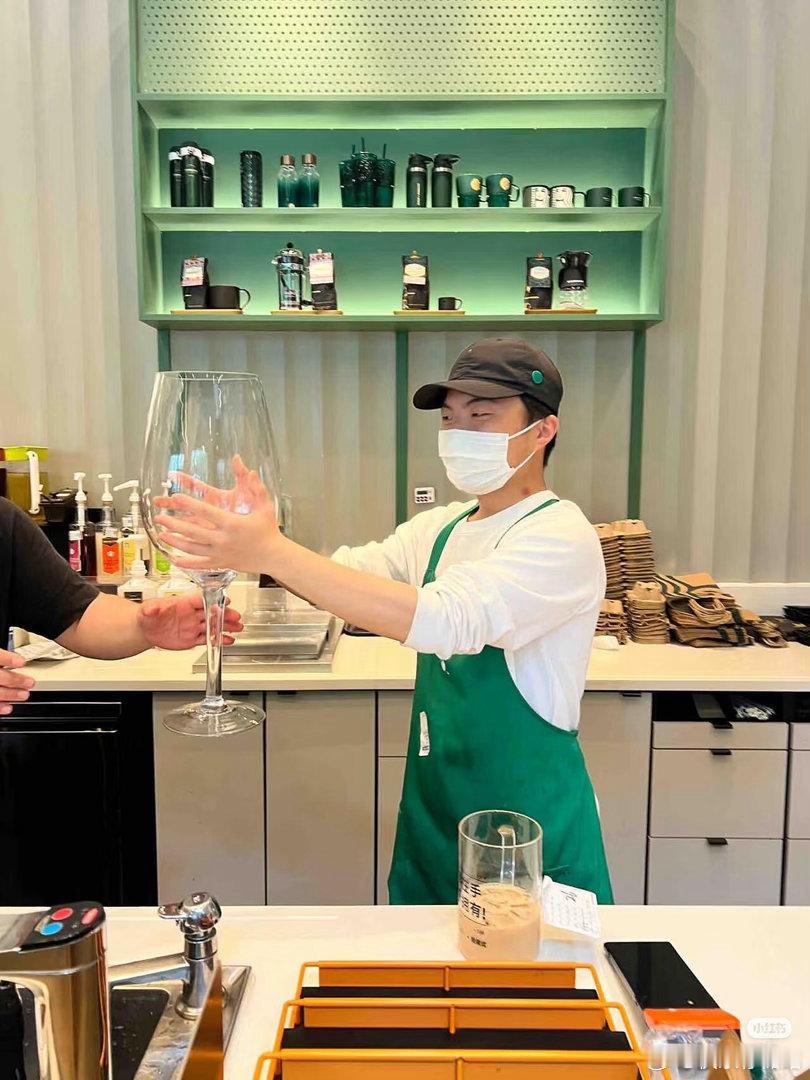 每年的星巴克地球日，都是一次奇葩杯子展各种奇葩杯子都看到了星巴克