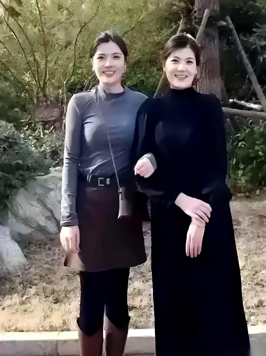 一张合照递到我面前。朋友指着问，哪个是妈？我扫了一眼，左边那个。斩钉截铁。那