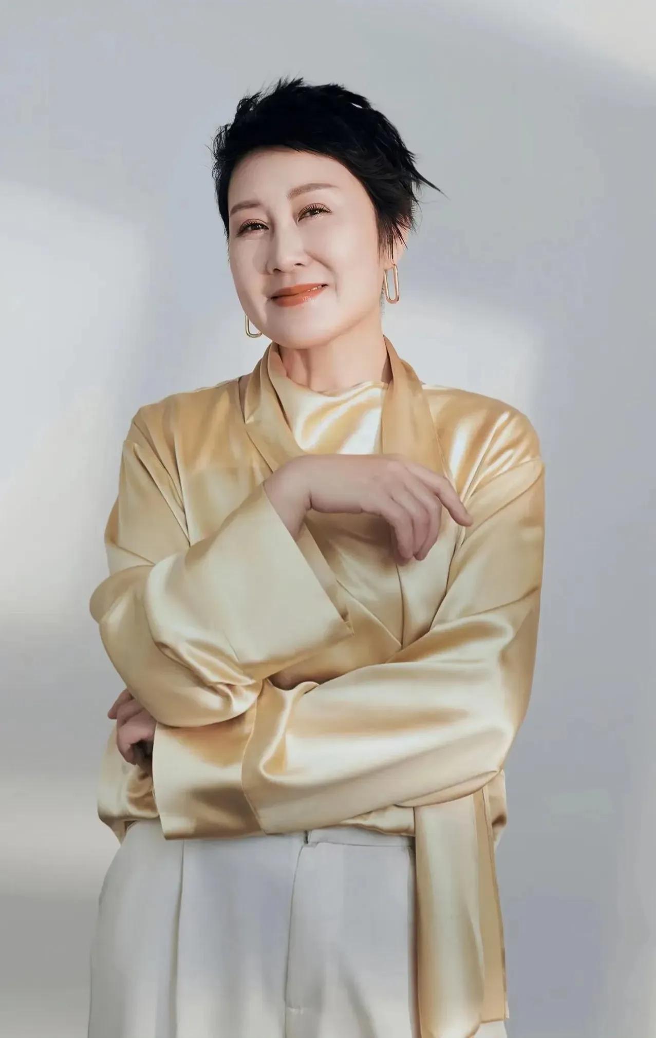 一天，张凯丽听闻婆婆要来住，大手一挥，那就在小区再买一套房给他们住吧。丈夫张建全