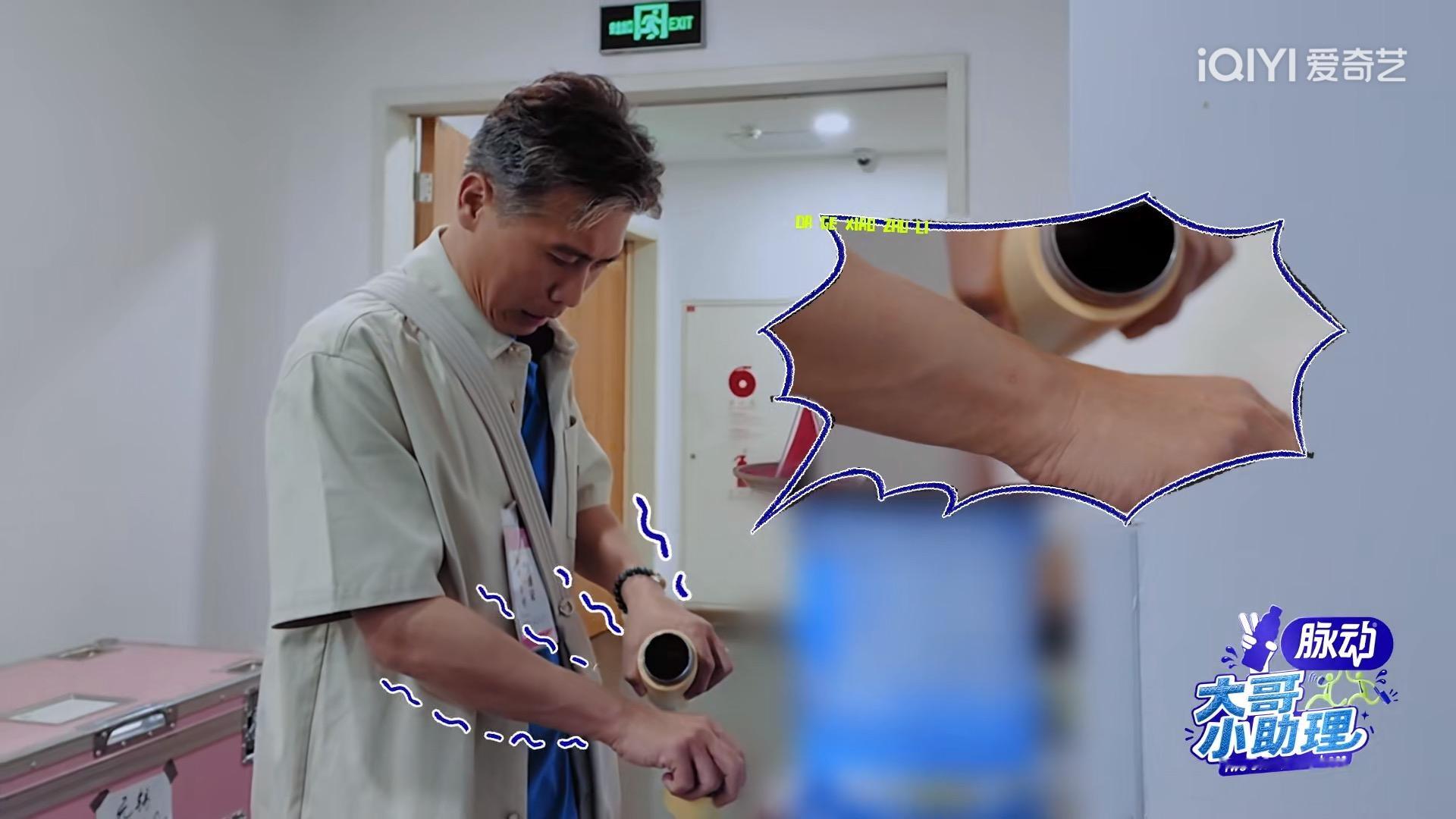 李乃文一脸惶恐地看着热水瓶，随后，他咬了咬牙，就把热水倒在手背上……大家都知道戏曲演员对嗓子保护特别
