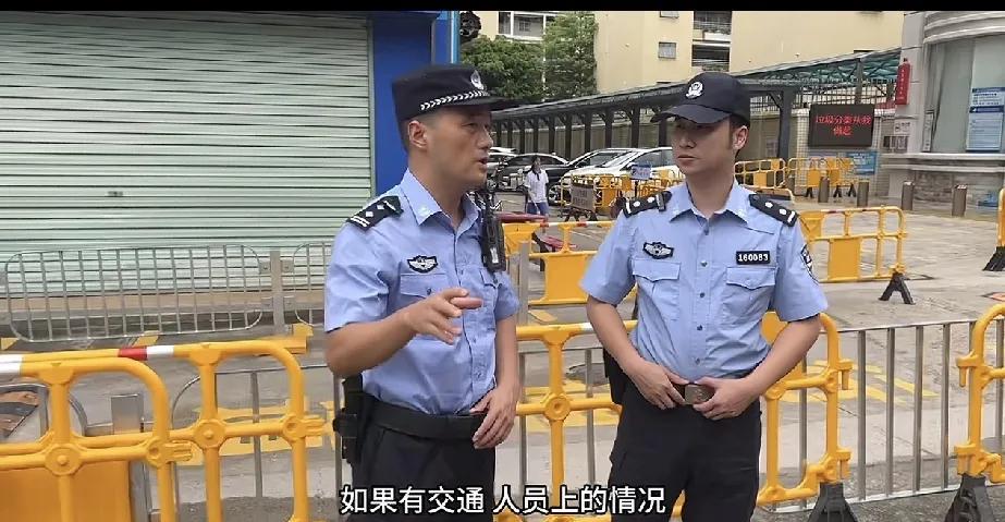 深圳的警察和辅警是最有辨识度的，我觉得全国就应该这样推行！从马甲背景就可以只看