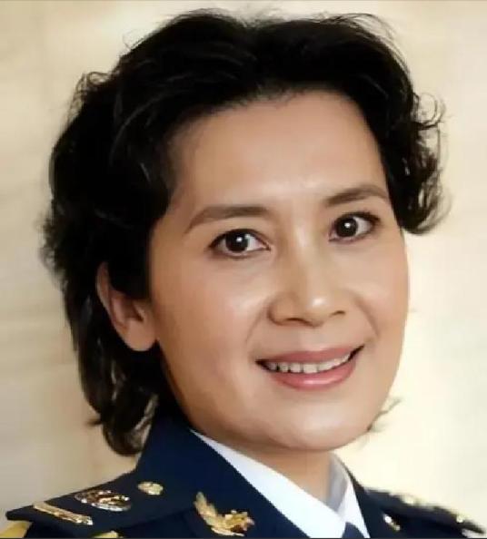 肖雄，68岁，单身无子，住空军大院。她是80年代挂历女神，25岁结婚，33岁离。
