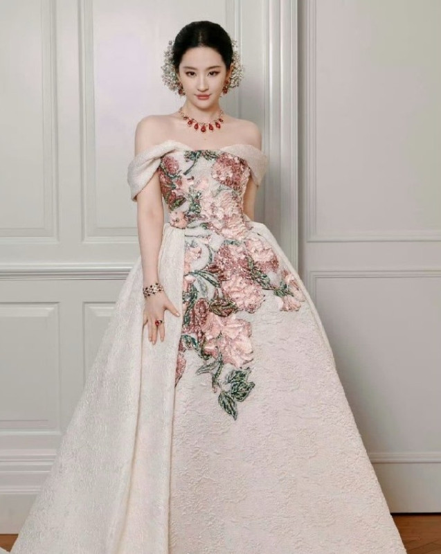 5天时间ES最新高定在内娱曝光3套！