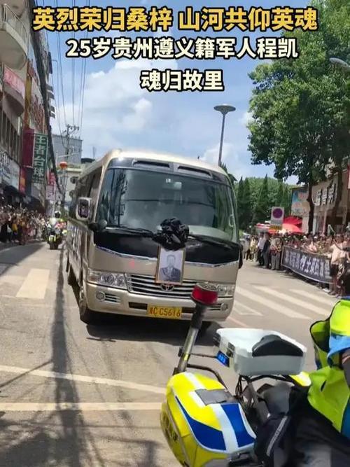 25岁海军陆战队队员魂归故里！蒙城街头万人泪送，这一幕看哭全网凌晨的安徽蒙