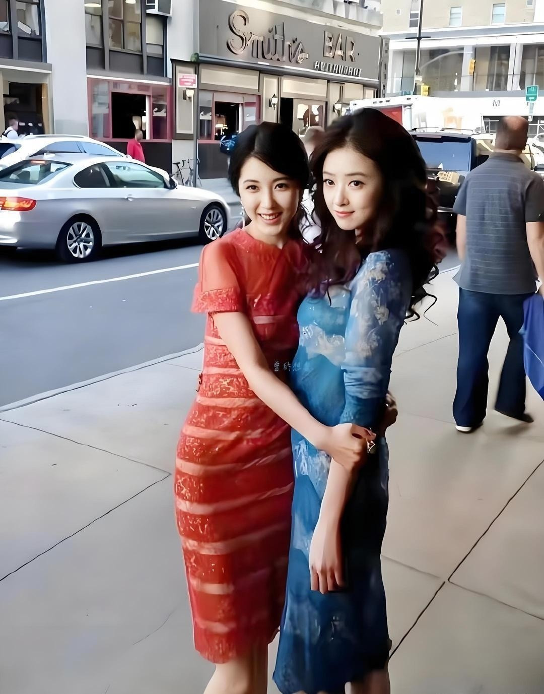 蒋欣曾黎早年合影：绝色与漂亮的差距一目了然，正是两个人最青涩明媚的年纪。