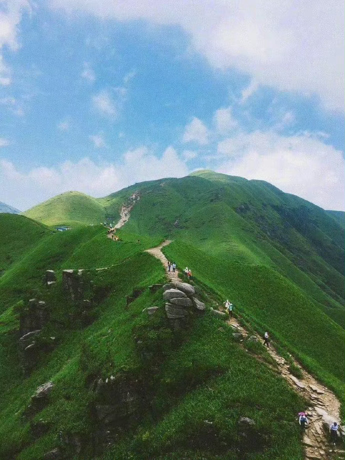 武功山，山峦间流淌的云海如诗如画，让人有种飘然若仙的感觉！
