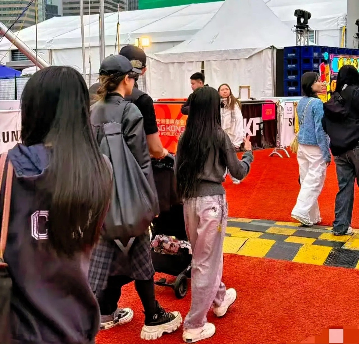 有网友在香港中环偶遇戚薇一家，她女儿和儿子都长得很好看，帅哥和美女的孩子，大概率