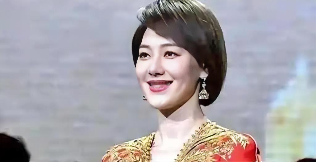 曾经，央视出现过一位名叫王冠的女主持人，因外形出众、气质优雅，被不少观众誉为“最